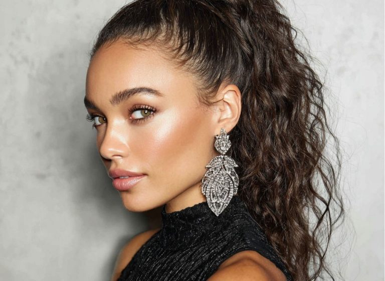 16 Casual Holiday Hairstyles That Are Effortlessly Chic and Totally Festive